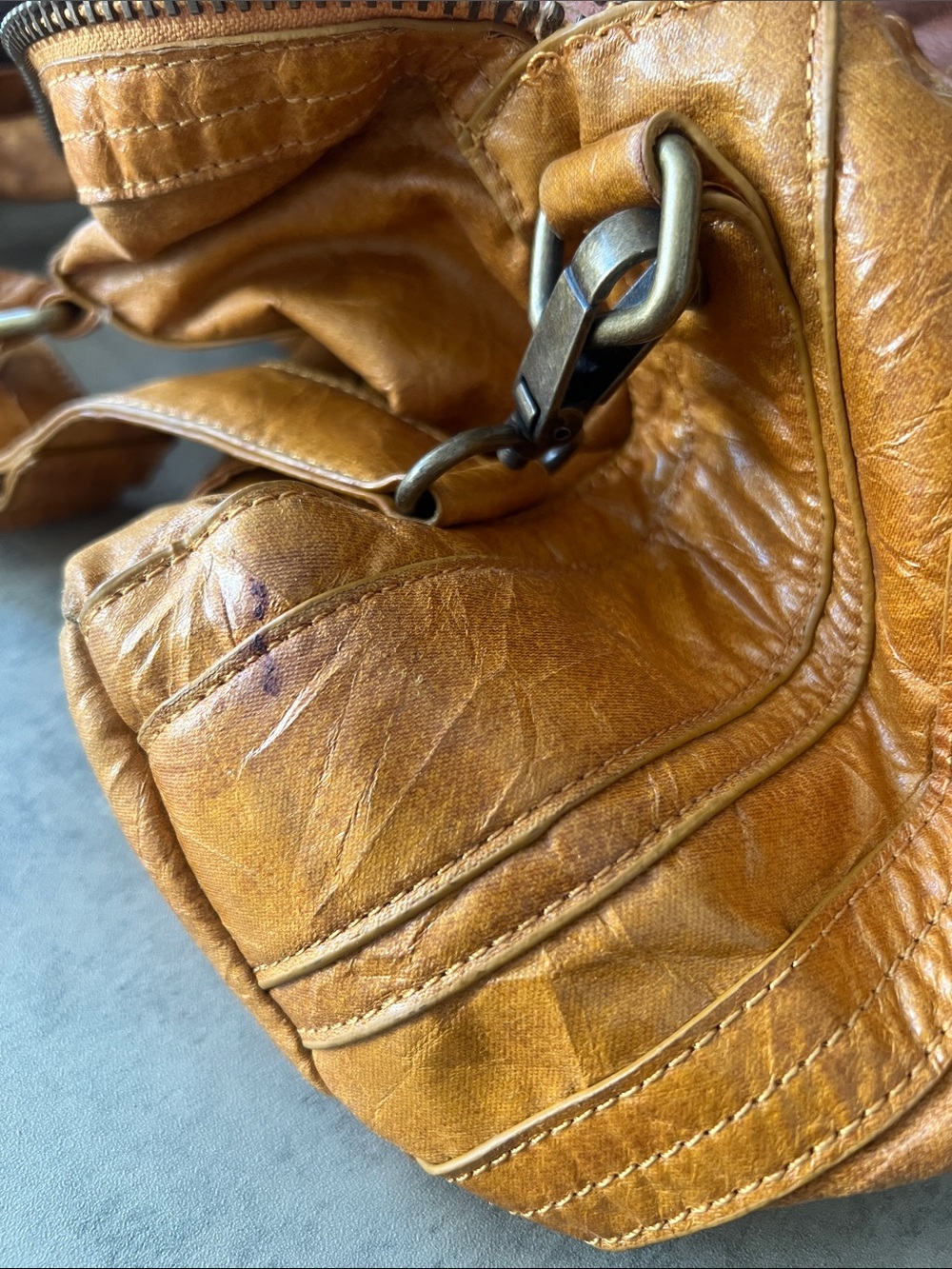 WoMen's Classic Messenger Bag in yellow Tan - Picture 9 of 11